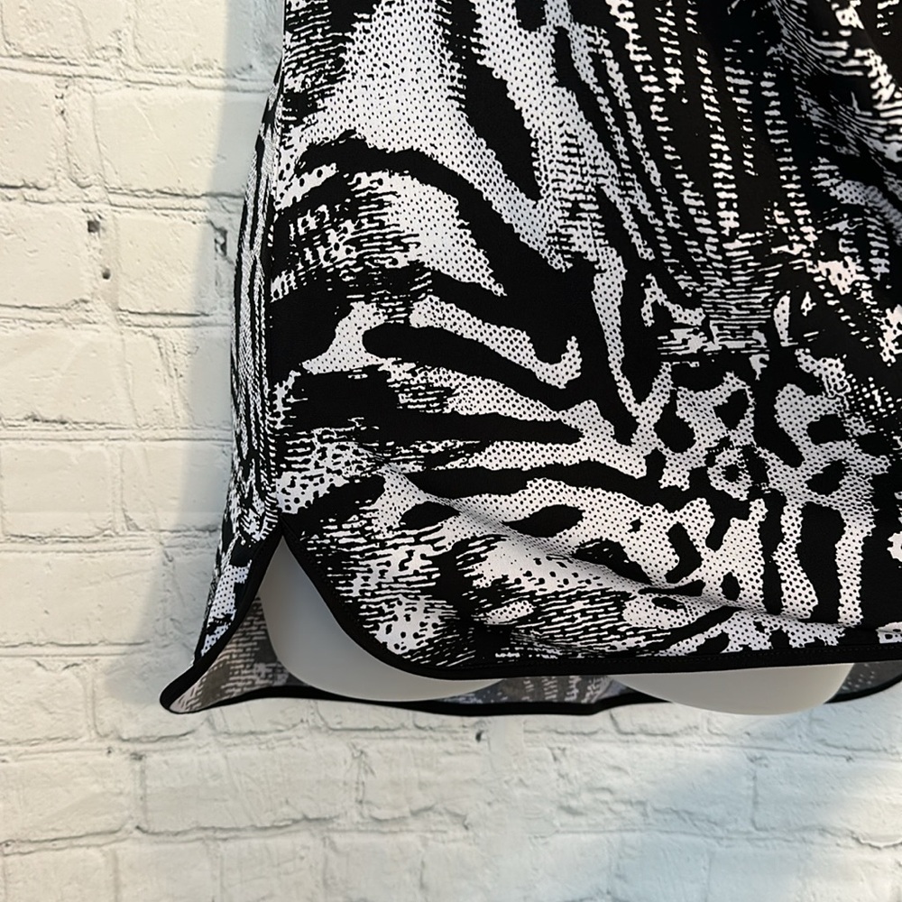 Tahari black and white animal print top - Picture 4 of 8